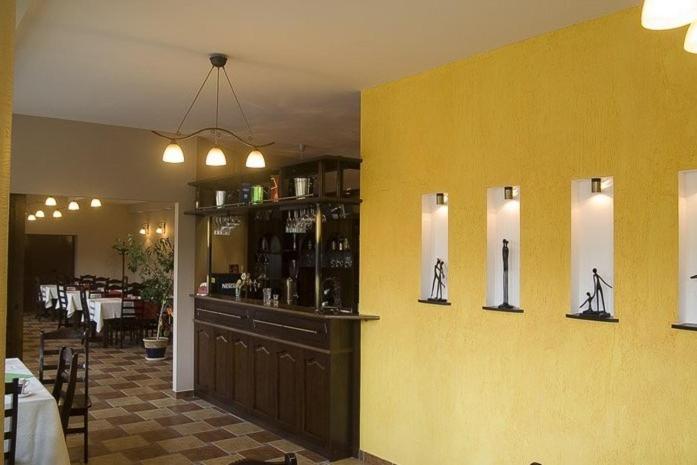 Lounge nebo bar v ubytování Hotel Łabędy