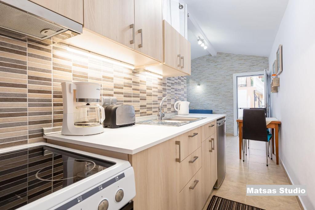 Kuchyň nebo kuchyňský kout v ubytování Matsas House & Studio