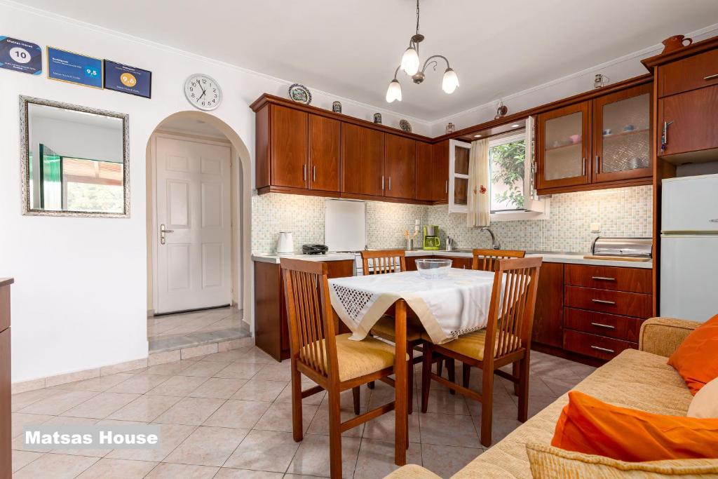 Kuchyň nebo kuchyňský kout v ubytování Matsas House & Studio