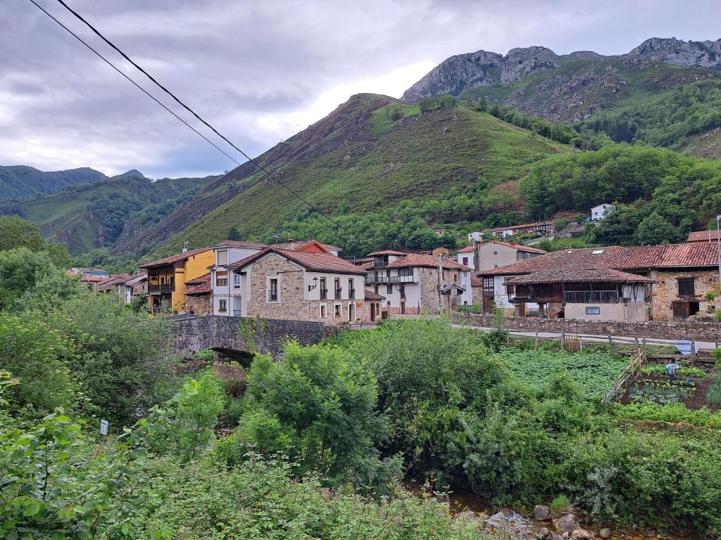 uma aldeia com uma montanha ao fundo em Casa Rural El Puente de Agues em Soto De Agues