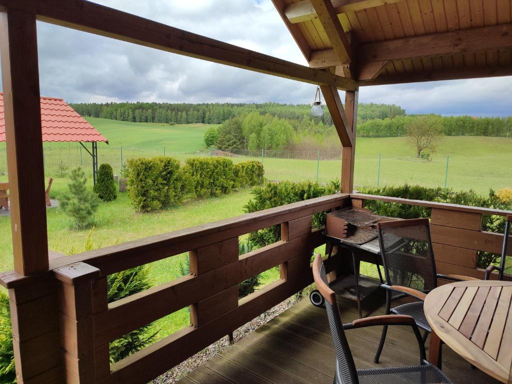 Balkón alebo terasa v ubytovaní Domki na zaciszu w Rynie