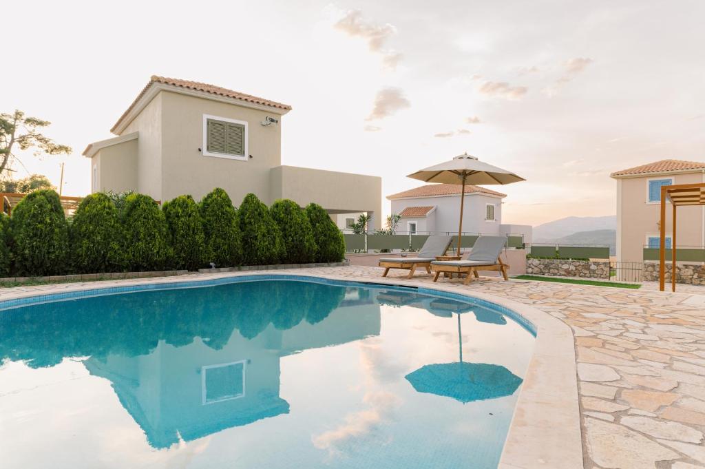 阿爾戈斯托利的住宿－Vasilopoulos Residences - Villa Emelia with shared pool，一座房子后院的游泳池