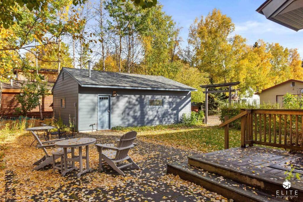 a backyard with a table and chairs and a shed at Fireweed Gardens in Roger’s Park in Anchorage