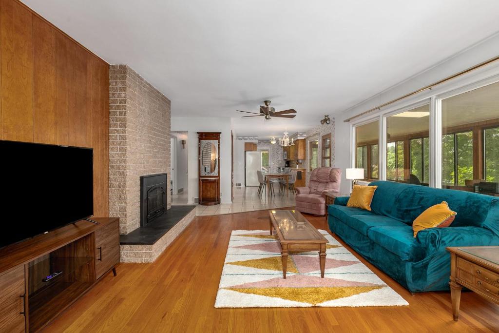 Mid Century Modern Lake Home on Duncan Lake, Caledonia Bijgewerkte