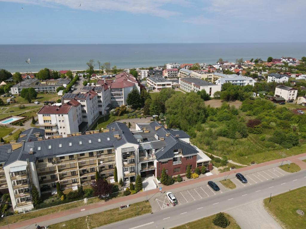 una vista aérea de una ciudad con casas y una carretera en Apartement Południowy en Sarbinowo