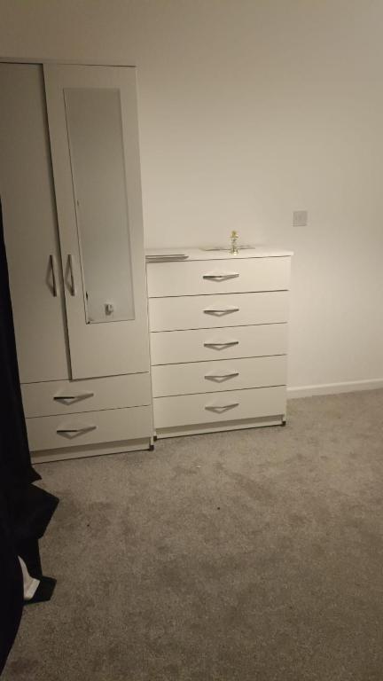 um quarto com uma cómoda e um armário com uma gaveta em Falcon Drive Room 1 em Oldham