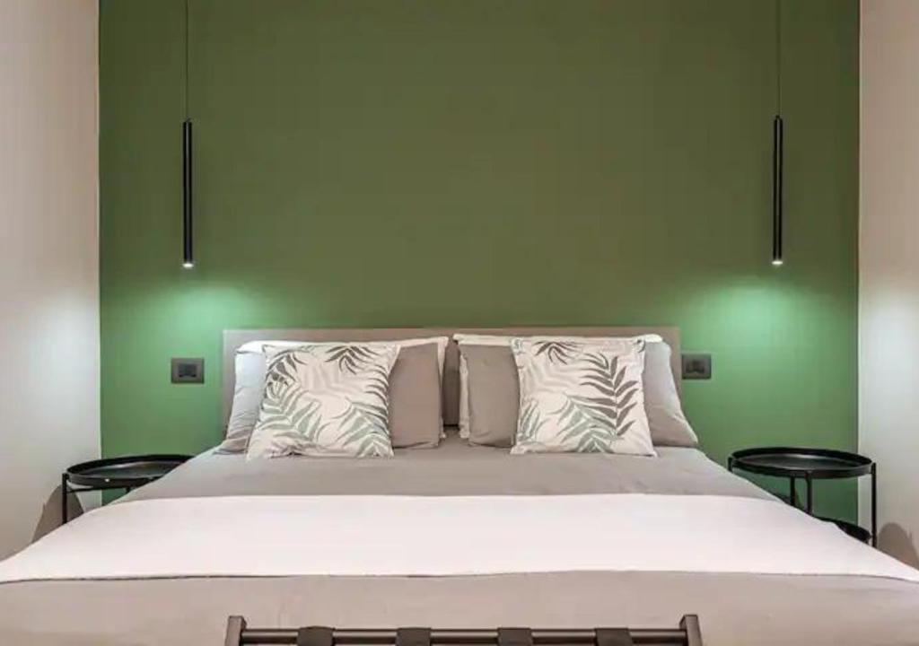 ein Schlafzimmer mit einem großen Bett mit grünen Wänden in der Unterkunft A 3 minuti a piedi dal centro storico e dalla stazione dei treni in Bassano del Grappa