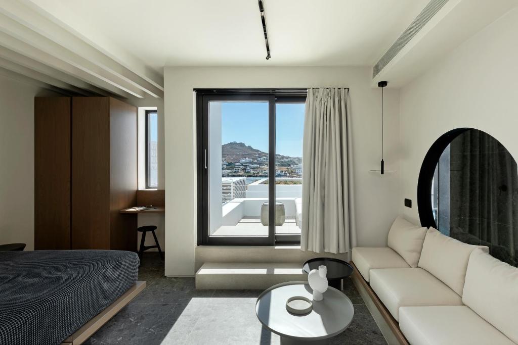 Posezení v ubytování CUBIC Mykonos Seafront Design Suites