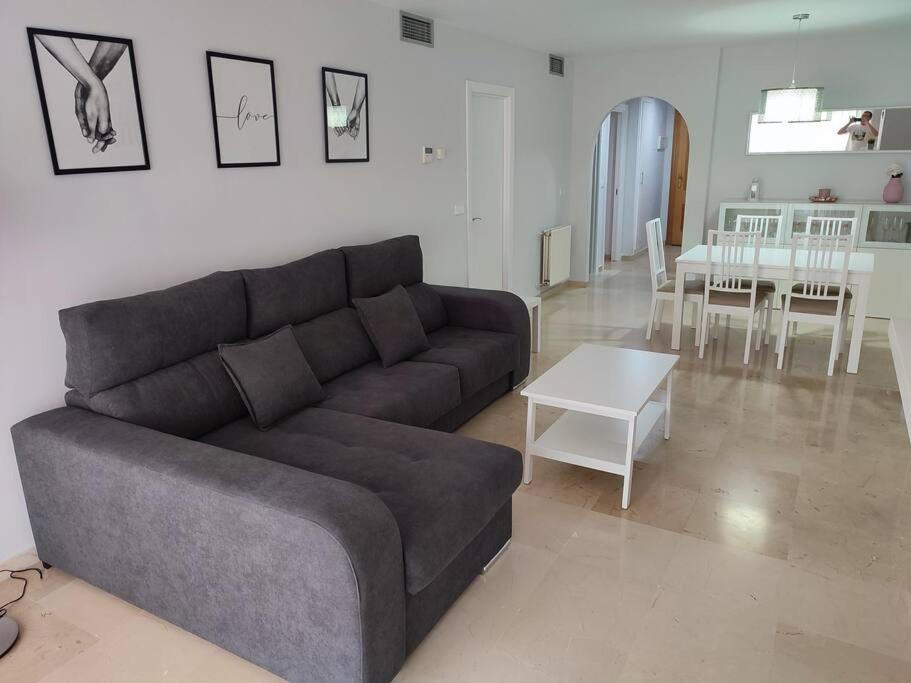 Posedenie v ubytovaní Sunny Guadalmina Apartment