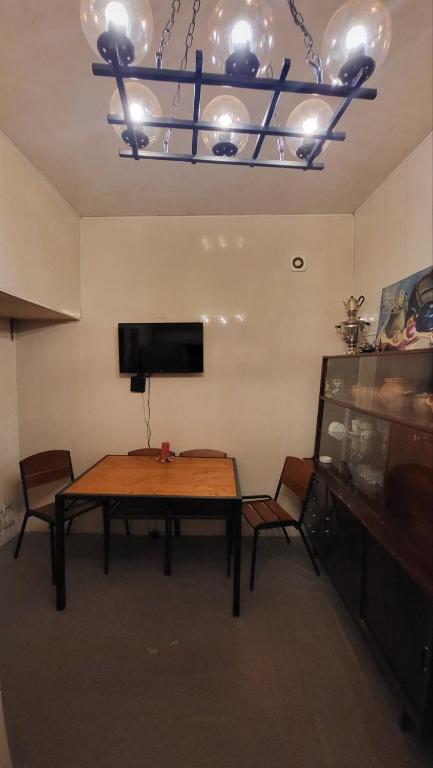 TV a/nebo společenská místnost v ubytování Orbeliani Hostel