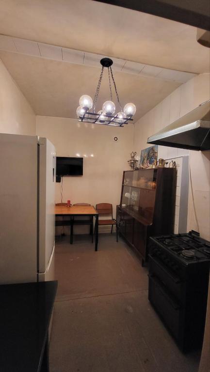 Kuchyň nebo kuchyňský kout v ubytování Orbeliani Hostel