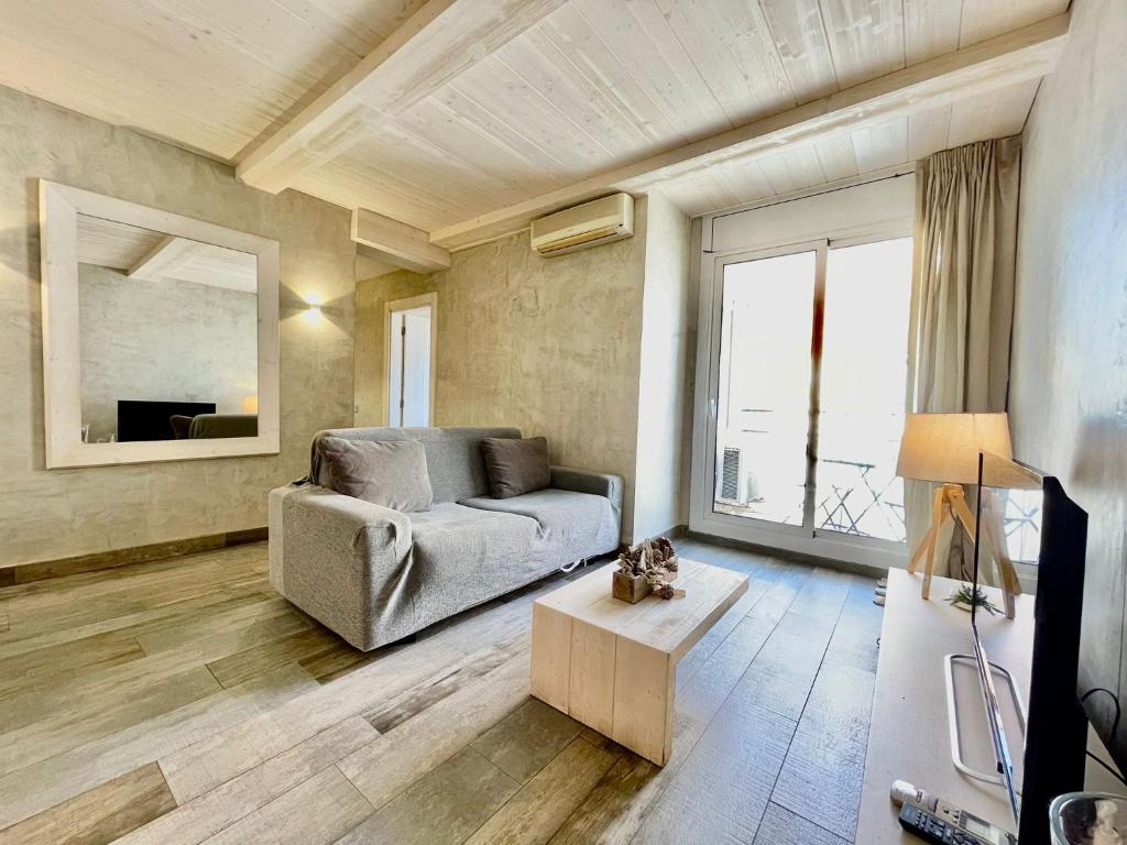 巴塞隆納的住宿－巴塞羅那市場套房公寓酒店，客厅配有沙发和桌子