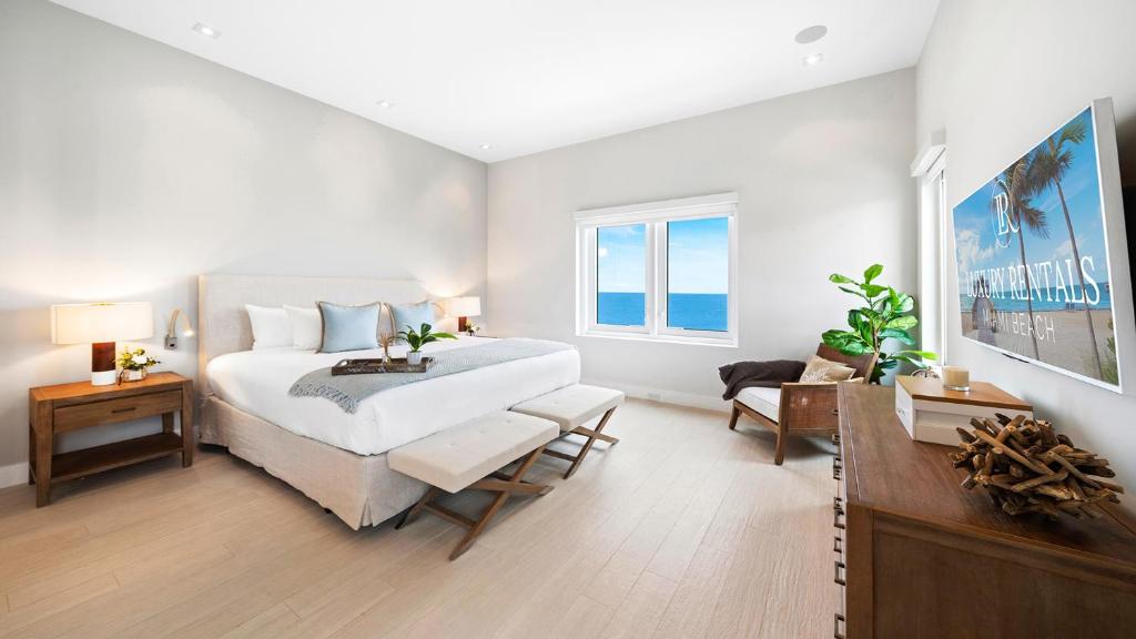 um grande quarto branco com uma cama grande e uma janela em 2 Bedroom Private Residence at Roney Palace -1609 em Miami Beach