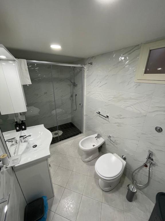 La salle de bains est pourvue de toilettes, d'un lavabo et d'une douche. dans l'établissement La casa di Pama, à Naples