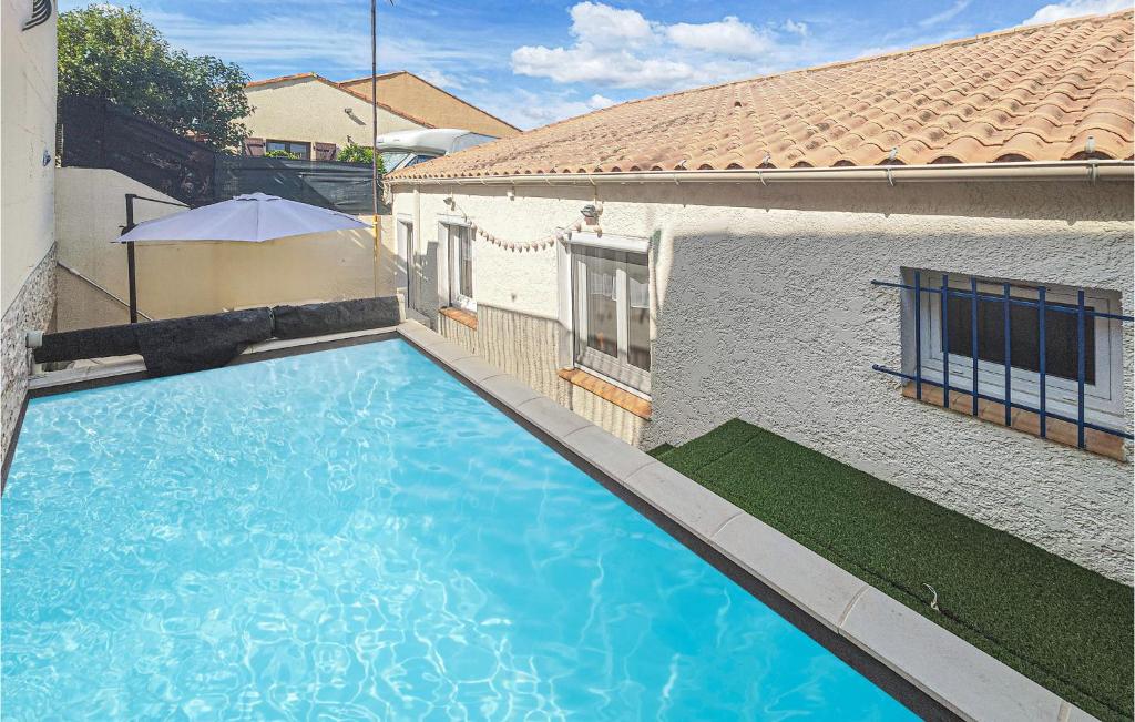 an overhead view of a swimming pool next to a building at 2 Bedroom Cozy Home In Portiragnes in Portiragnes