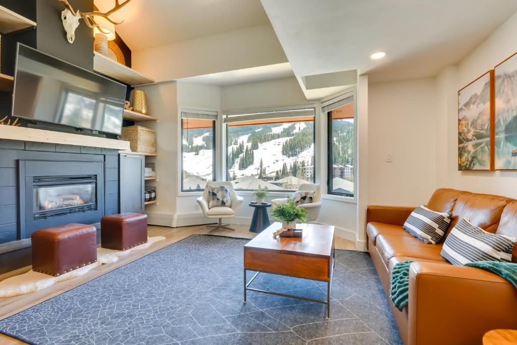 salon z kanapą i kominkiem w obiekcie Copper Mountain Vacation Rental Walk to Ski Lift! w mieście Frisco