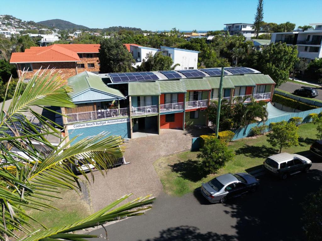 uma vista aérea de um edifício com painéis solares em Coolum Budget Accommodation em Coolum Beach
