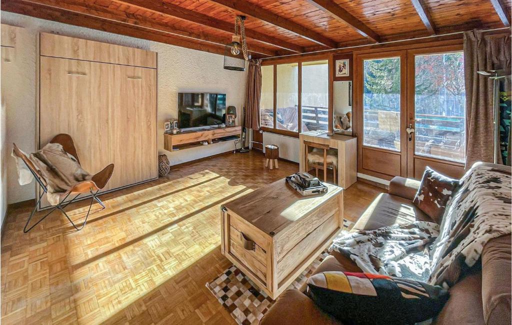 ein Wohnzimmer mit einem Sofa und einem Couchtisch in der Unterkunft Cozy Apartment In Uvernet-fours With House A Mountain View in Uvernet