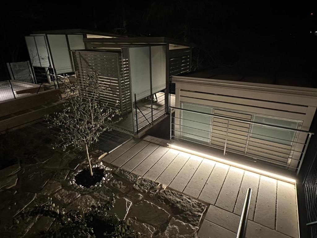 una vista notturna di una casa con un albero e un garage di Il Parco Di Yuki (2) ad Ancona
