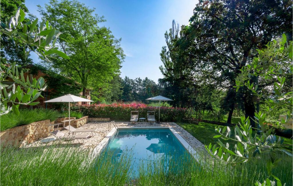 a swimming pool in the middle of a yard at Amazing Home In Mergo With House A Panoramic View in Mergo