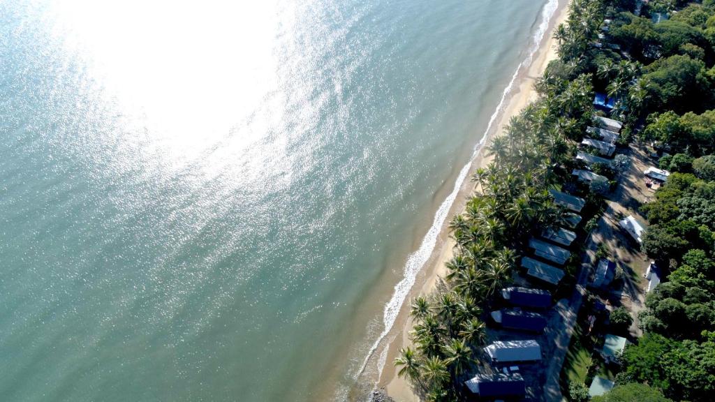 una vista aérea de una playa con palmeras y el océano en Ellis Beach Oceanfront Holiday Park, en Palm Cove