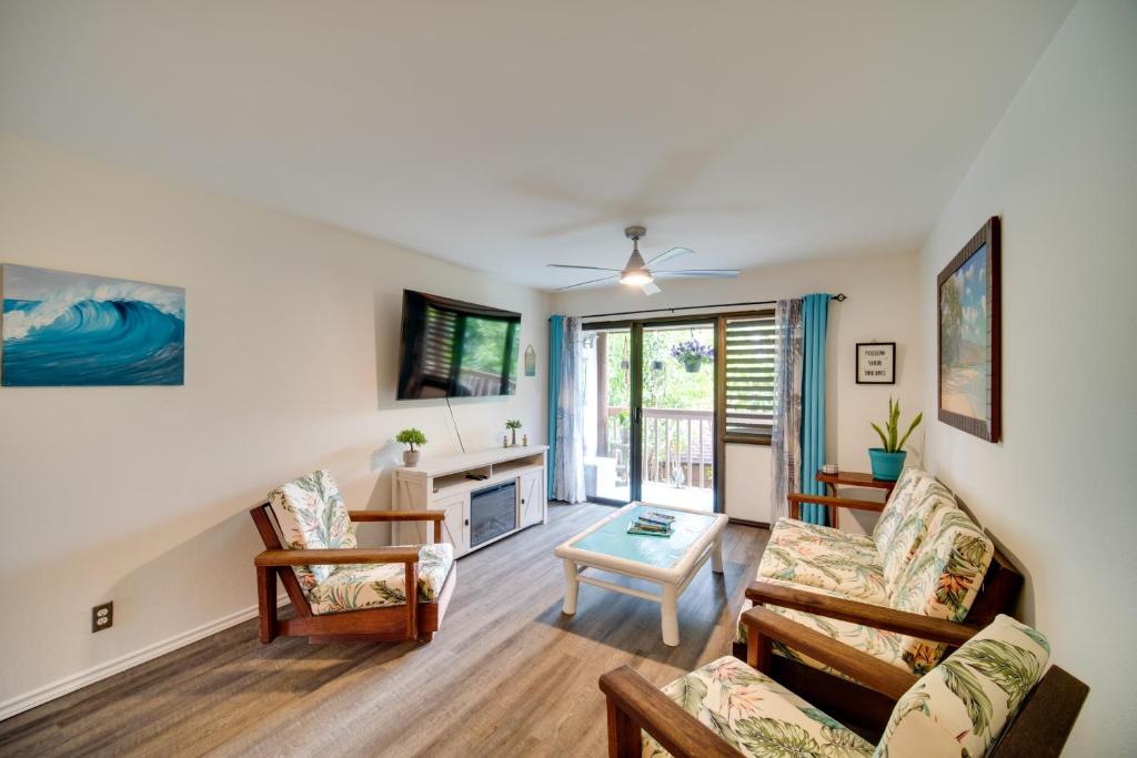 een woonkamer met een bank en stoelen bij Kauai Vacation Rental Walk to Kalapaki Beach! in Lihue