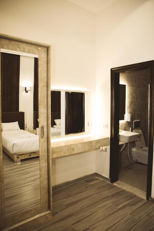 Postel nebo postele na pokoji v ubytování Tourist Palace Hotel