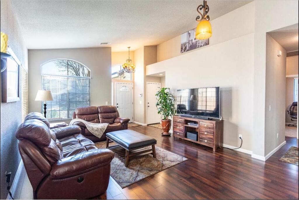 uma sala de estar com um sofá e uma televisão em Cozy Home in the Heart of Elk Grove em Elk Grove