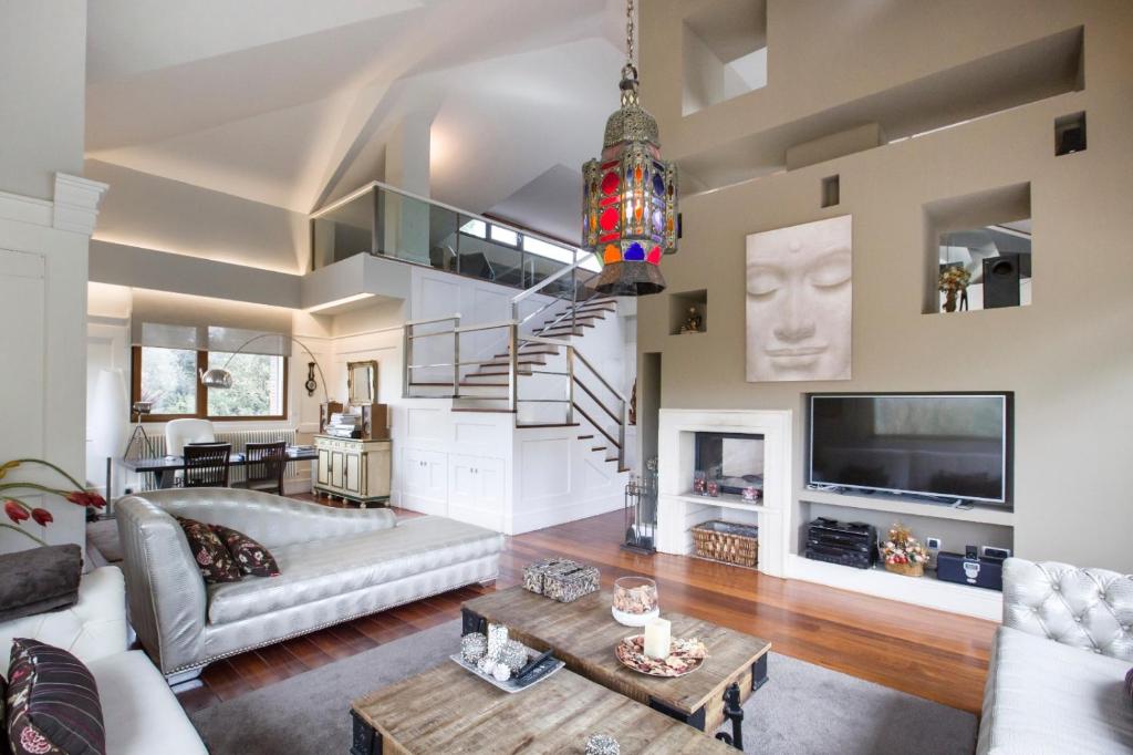 a living room with a couch and a table at Golf & Pool in Basozábal