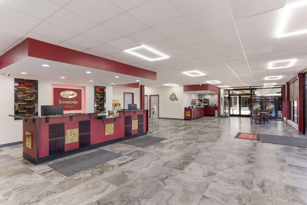 an empty lobby of a fast food restaurant at Econo Lodge in Cave City