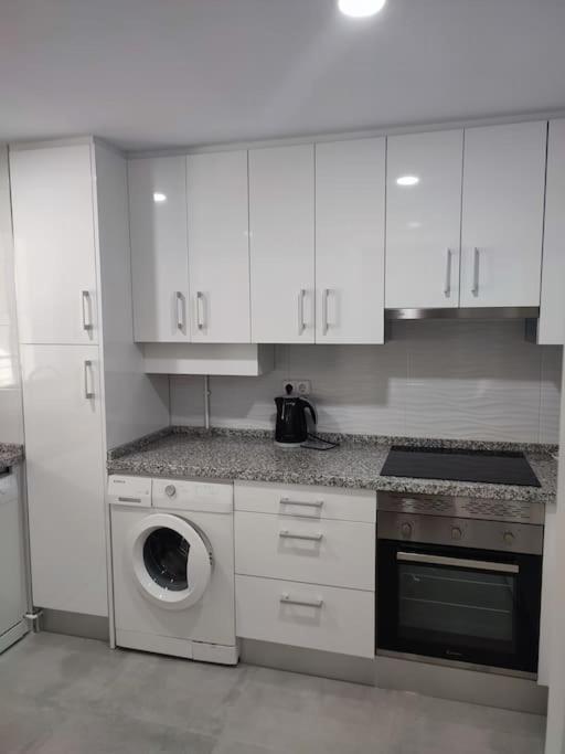 Kuchyňa alebo kuchynka v ubytovaní Sunny Guadalmina Apartment
