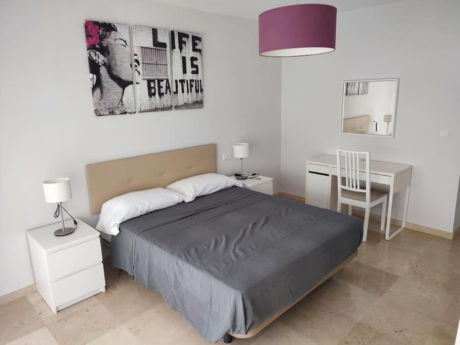 Posteľ alebo postele v izbe v ubytovaní Sunny Guadalmina Apartment