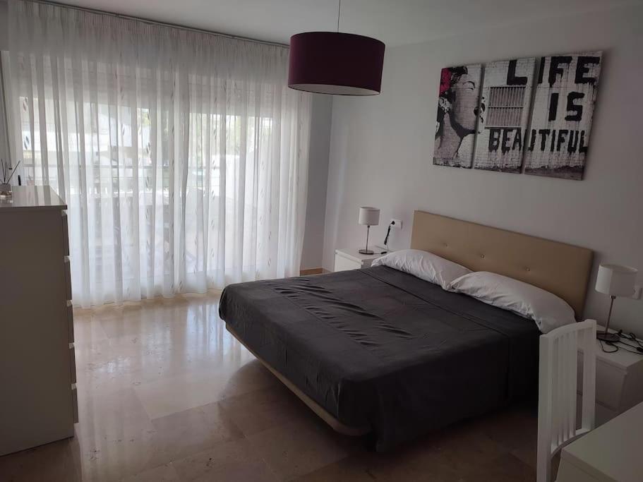 Posteľ alebo postele v izbe v ubytovaní Sunny Guadalmina Apartment