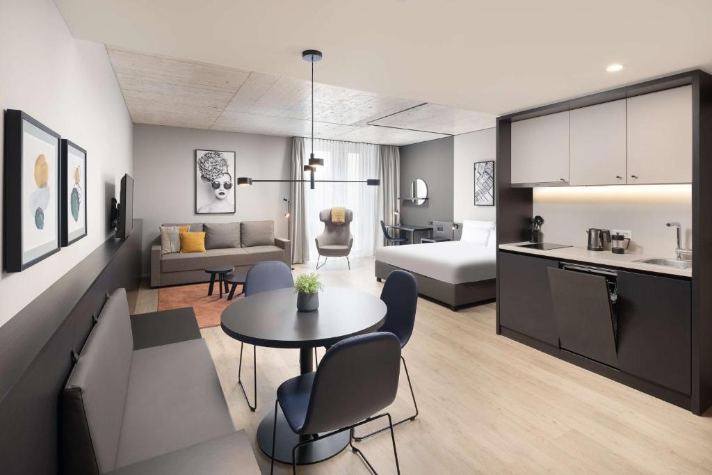 Postel nebo postele na pokoji v ubytování Radisson Hotel & Suites Zurich