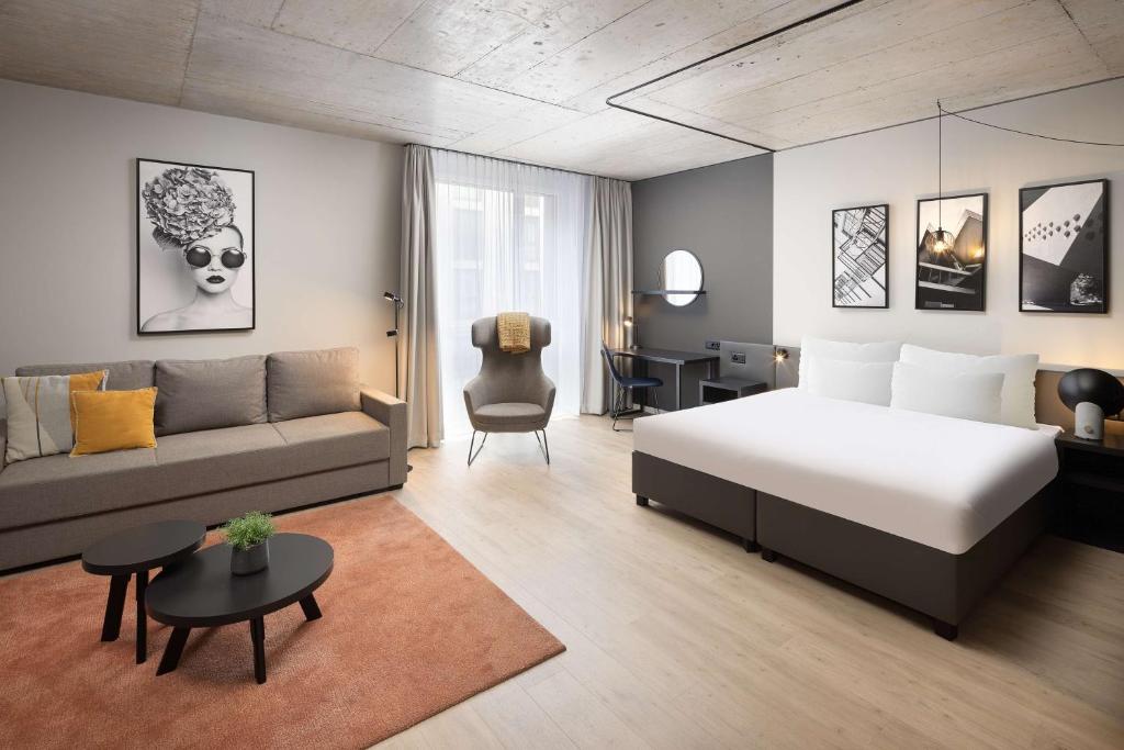 Postel nebo postele na pokoji v ubytování Radisson Hotel & Suites Zurich
