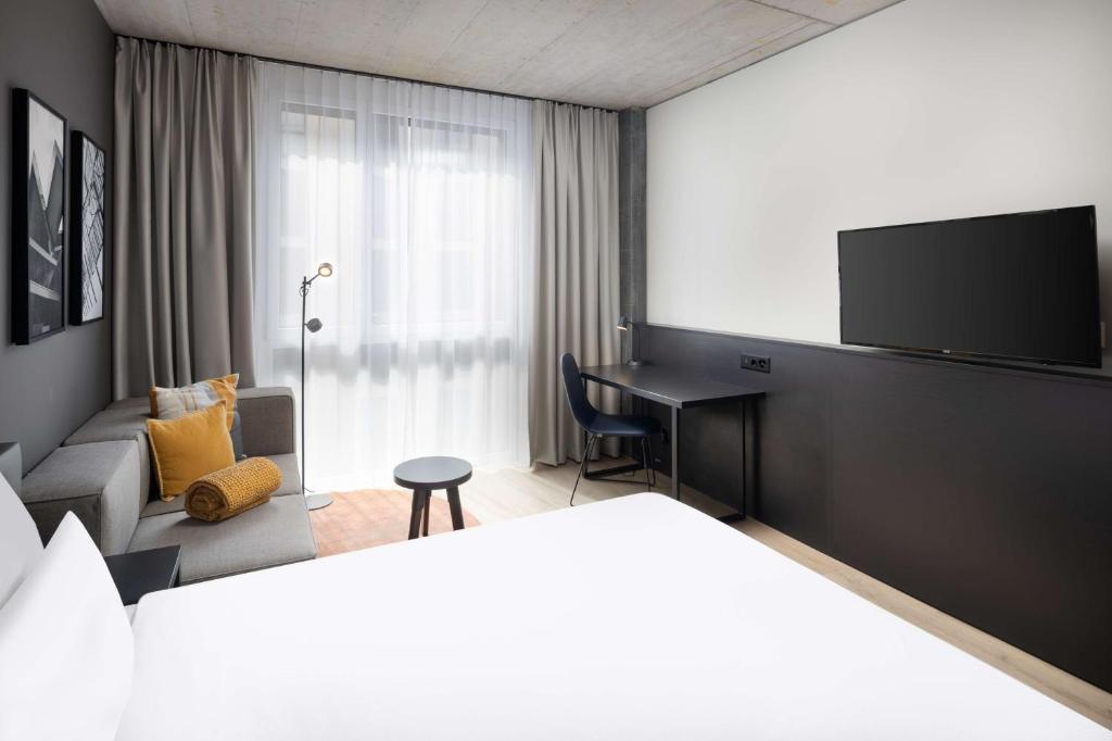 Postel nebo postele na pokoji v ubytování Radisson Hotel & Suites Zurich