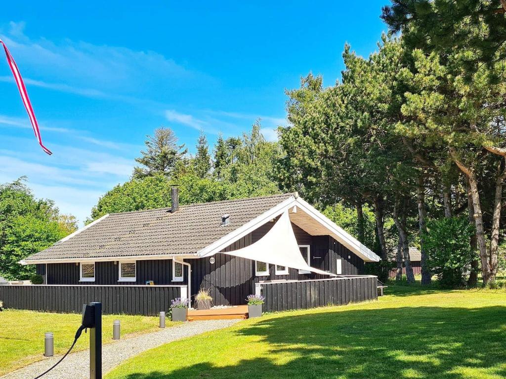 Το κτήριο όπου στεγάζεται  η παραθεριστική κατοικία