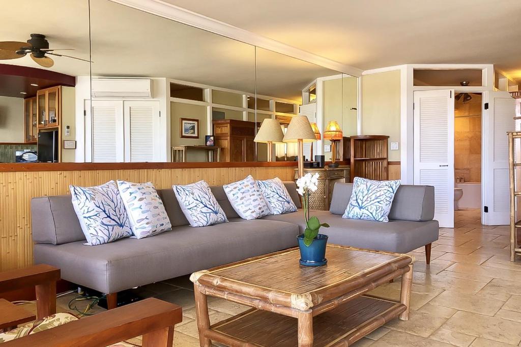 een woonkamer met een bank en een tafel bij Kuhio Shores 207 in Koloa