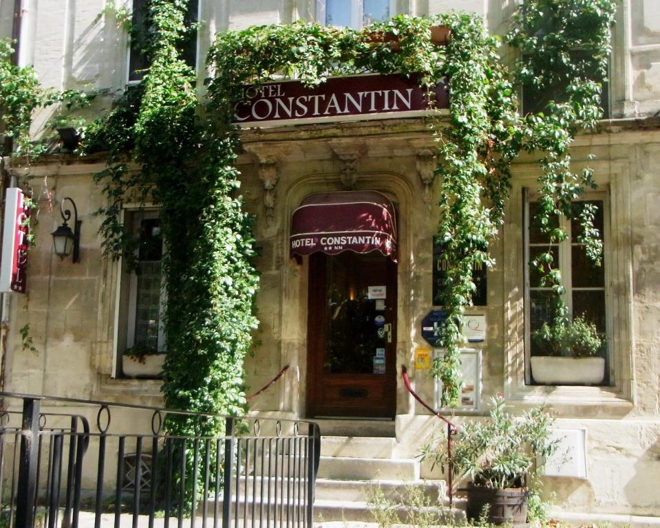 un edificio con un cartello che indica la riammissione di Constantin a Arles