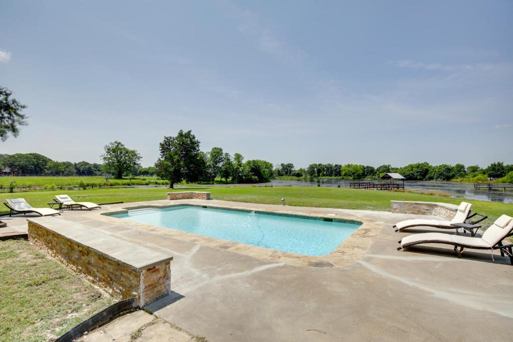 een zwembad met ligstoelen naast een veld bij Spacious Kemp Home with Private Pool and Guest House! in Kemp