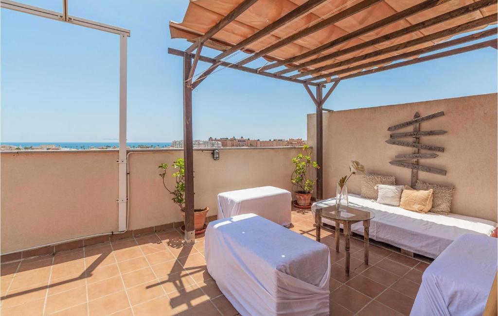 einen Balkon mit einem Bett, einem Tisch und Stühlen in der Unterkunft Nice Apartment In Roquetas De Mar With House Sea View in Roquetas de Mar