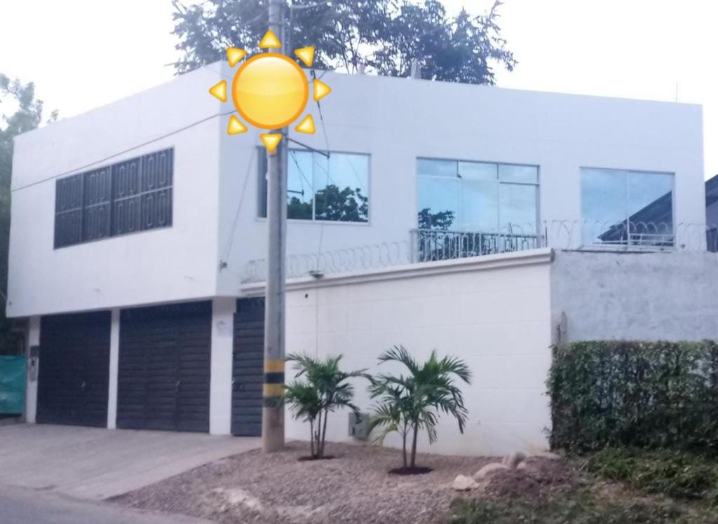 una luz de la calle amarilla frente a un edificio en Casa Hawai, en Melgar