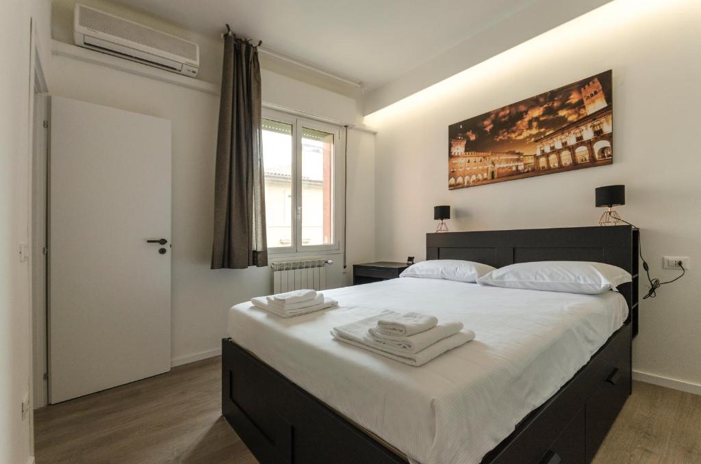 ein Schlafzimmer mit einem großen Bett mit Handtüchern darauf in der Unterkunft A.Casa Liber Paradisus in Bologna