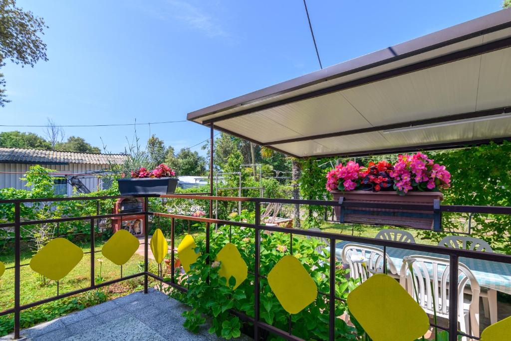 Balkon lub taras w obiekcie Apartments by the sea Banjole, Pula - 2229