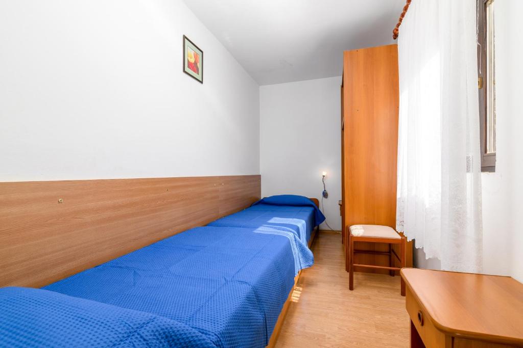 Łóżko lub łóżka w pokoju w obiekcie Apartments by the sea Banjole, Pula - 2229