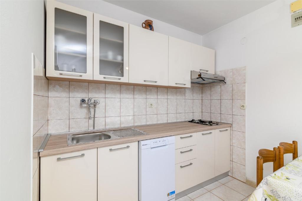 Kuchnia lub aneks kuchenny w obiekcie Apartments by the sea Banjole, Pula - 2229