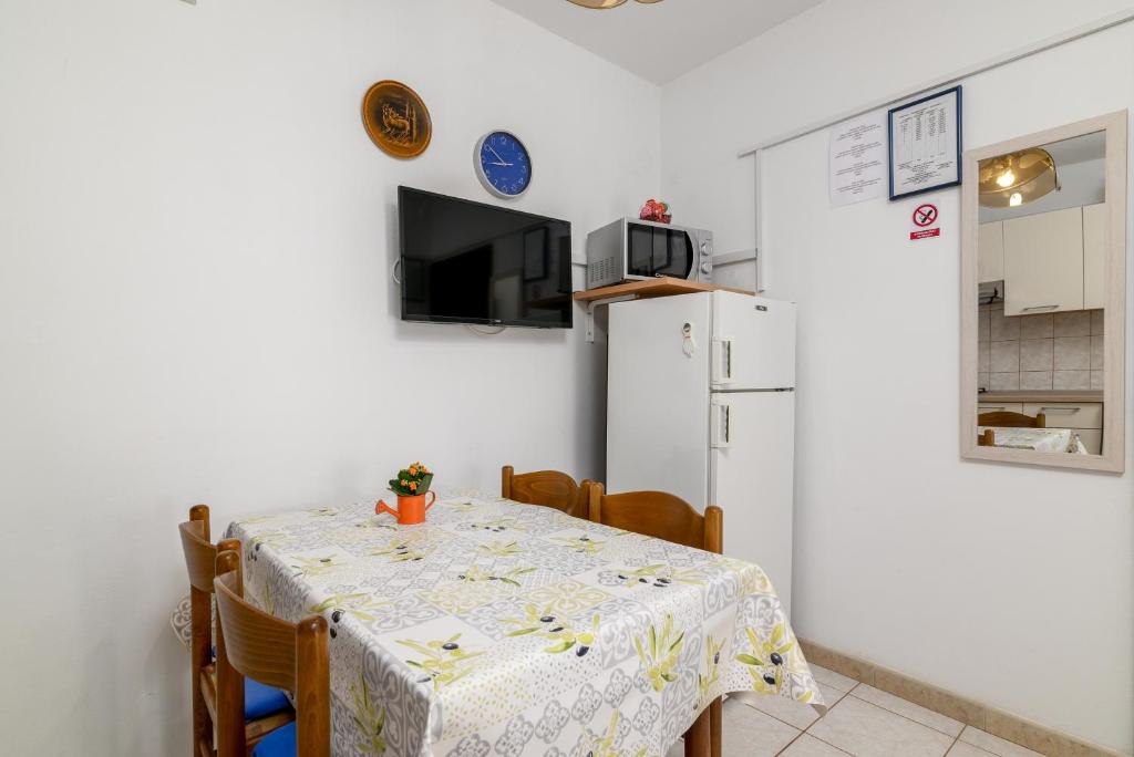 Kuchnia lub aneks kuchenny w obiekcie Apartments by the sea Banjole, Pula - 2229