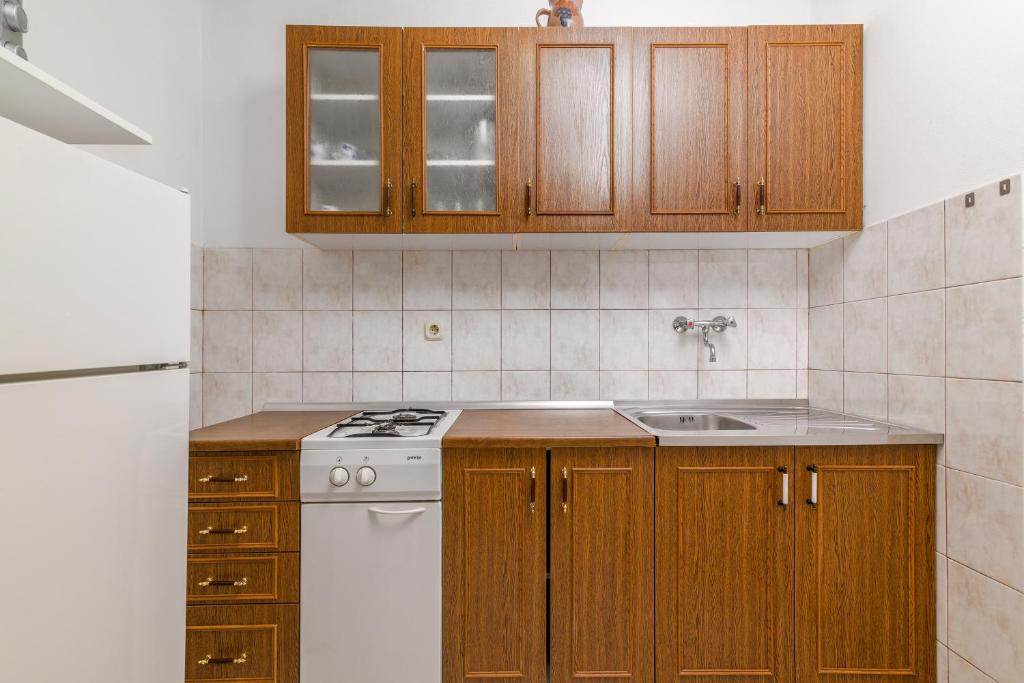 Kuchnia lub aneks kuchenny w obiekcie Apartments by the sea Banjole, Pula - 2229