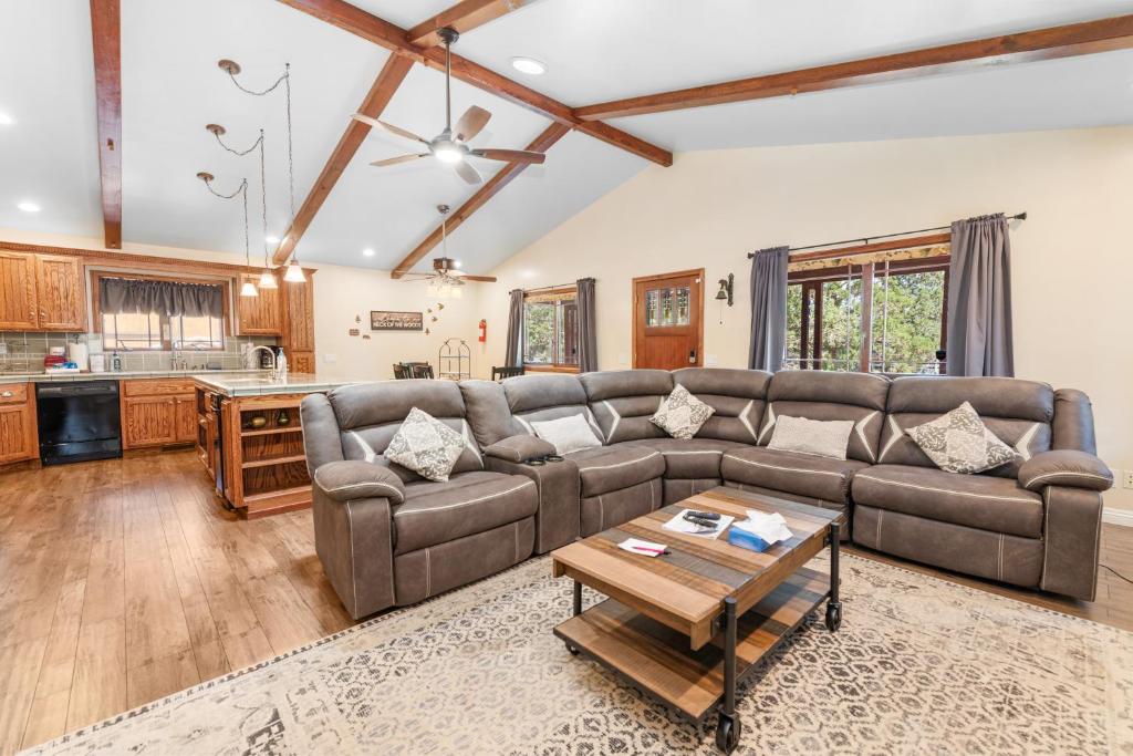 大贝尔城Moose Tracks Lodge - Forest and mountain views! Smart TV with streaming app and Game Room!的带沙发和桌子的客厅