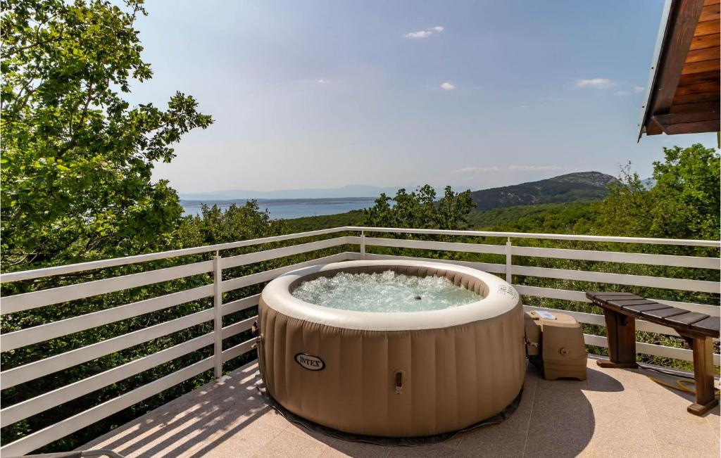 een grote hot tub op een balkon met een hek bij Pet Friendly Home In Crikvenica With Wifi in Crikvenica